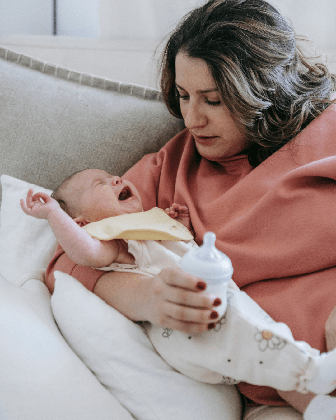 Les pleurs de bébé peuvent être compris par les parents. Les pleurs s'arrêtent parce que tu réponds à ses besoins.